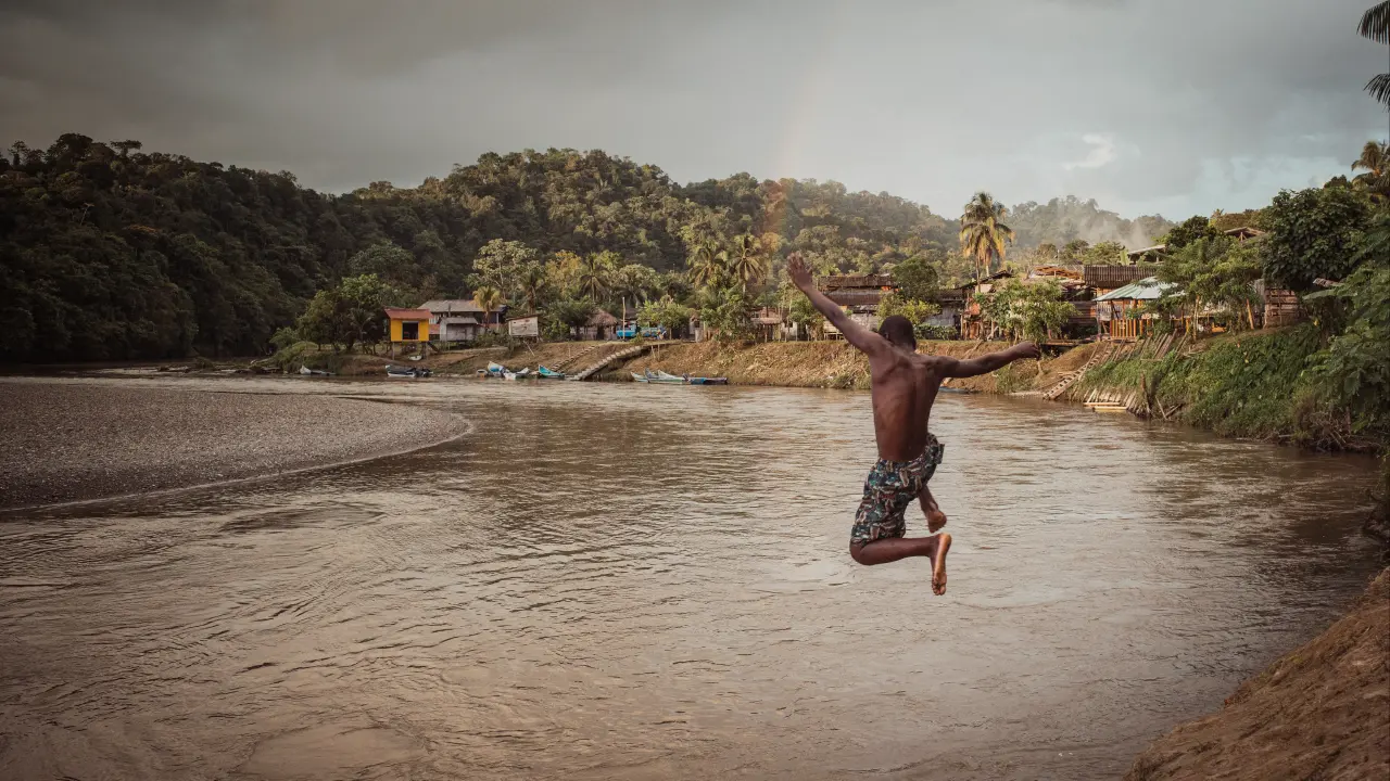 Young man of Yurumangui, afro-colombian communities, diving into the river.