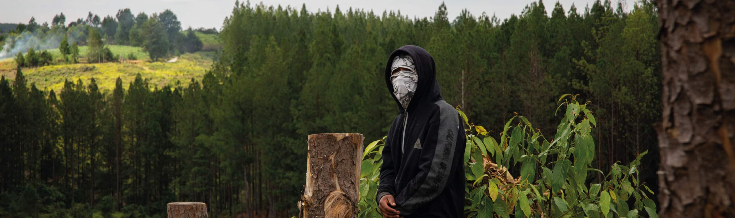 Hombre campesino de pie en un territorio recuperado a la multinacional papelera Smurfit Kappe en Cajibio, Valle del Cauca.