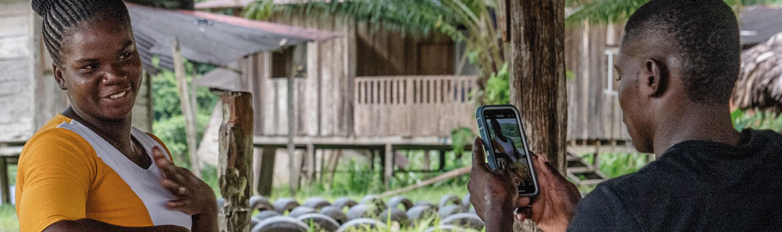 Mujer y jóven del río Yurumanguí practican un ejercicio de comunicación.